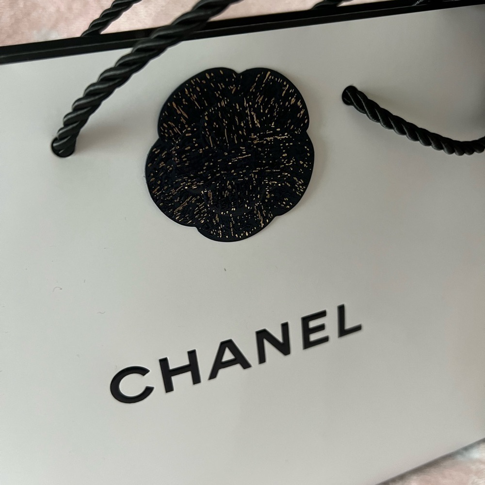 CHANEL• Eye Essential Set Holiday Gift set - Picture 5 of 11